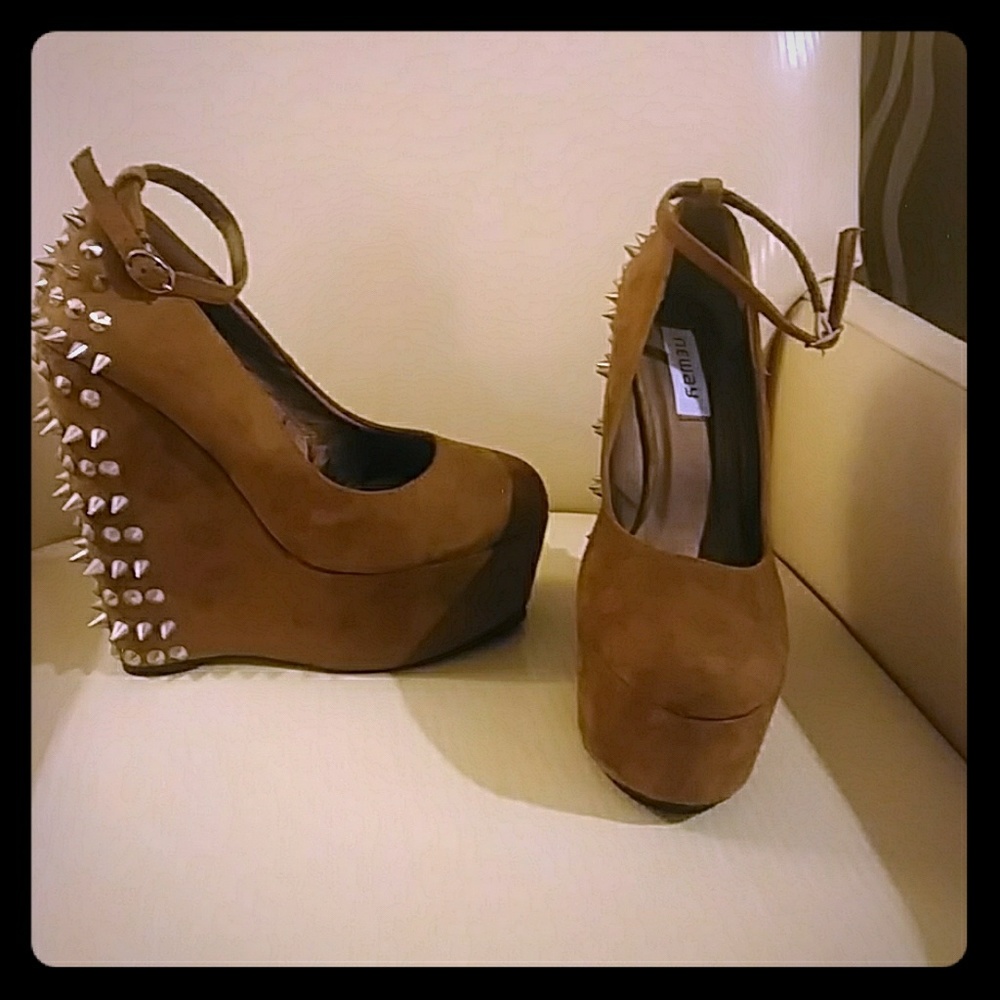 Brown wedges with spikes